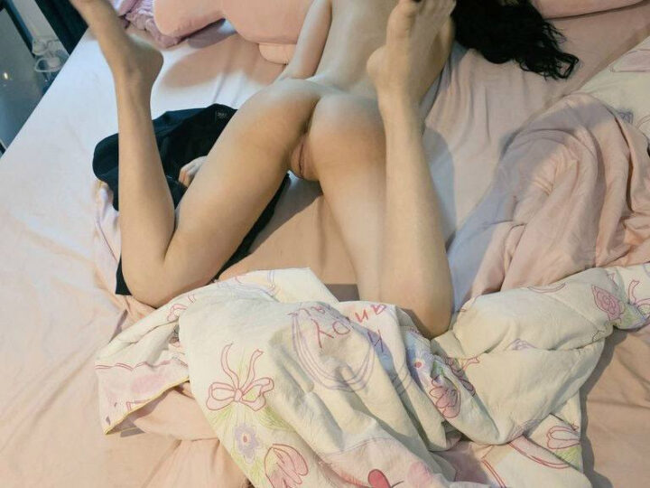 Ảnh 5 của Bé loli mới lớn có sở thích BDSM xuất tinh ngập bướm