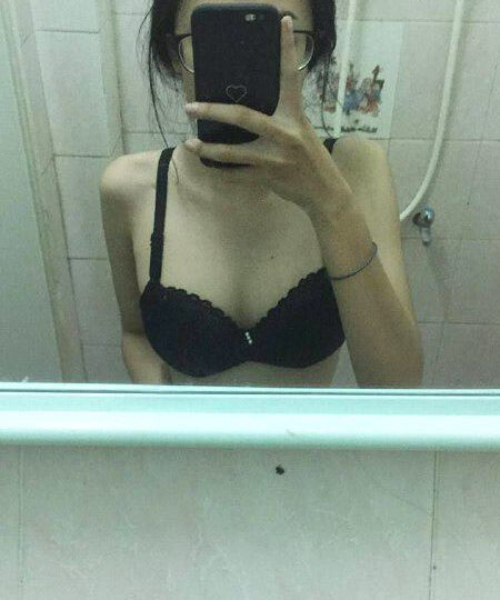 Ảnh 8 của Lộ clip sex em học sinh đeo kính mặc áo dài địt với bạn trai (Full Clip + Pic)
